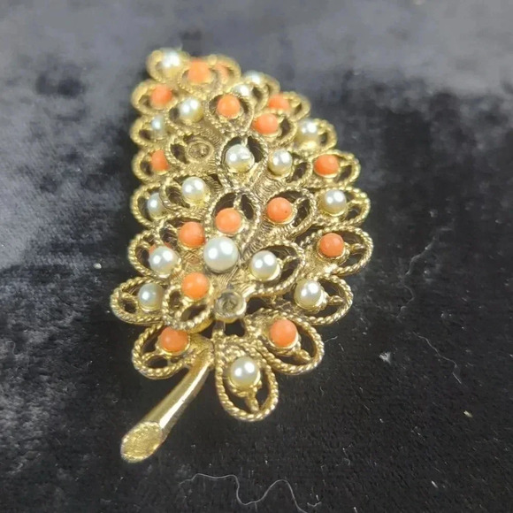 Vintage 3-D Gold Leaf Brooch - Picture 4 of 5